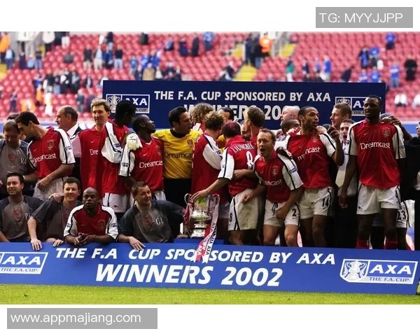 维尼修斯在阿森纳基地训练期间与枪手青训小将亲密合影留念